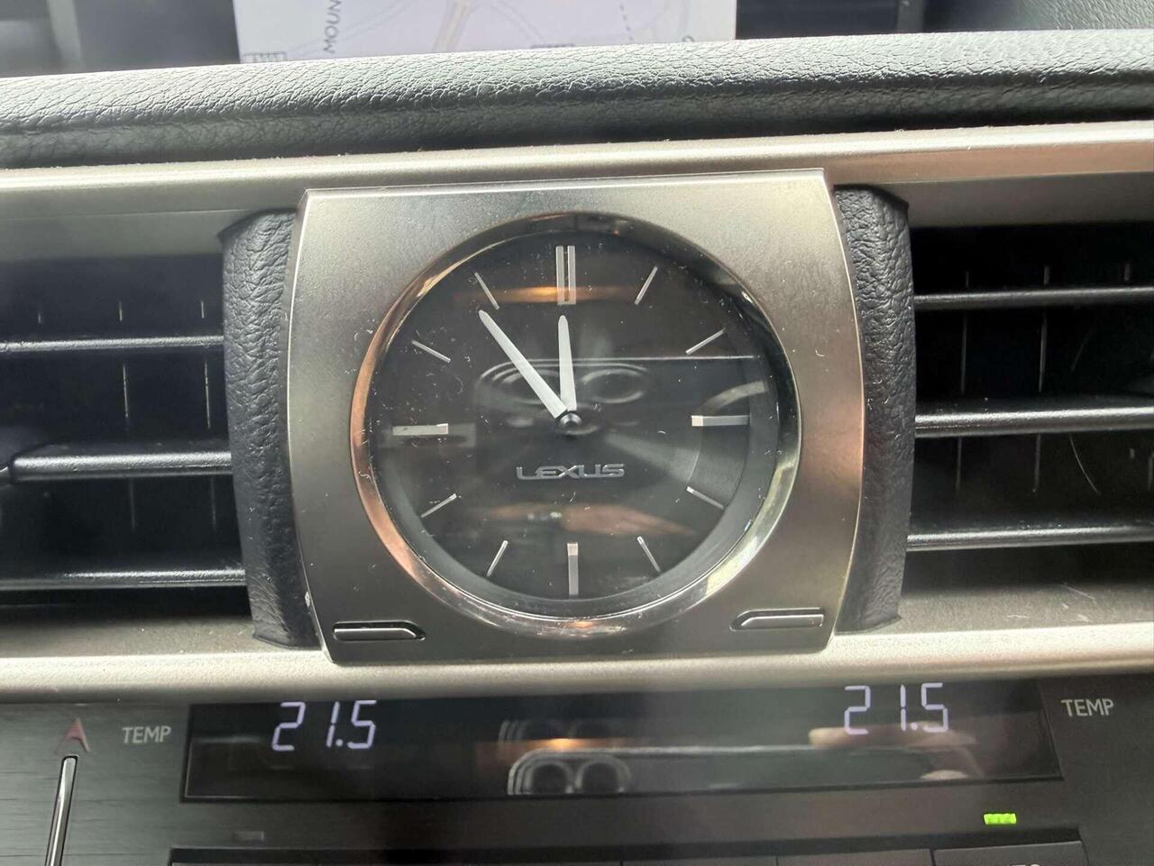 Lexus IS — photo 34