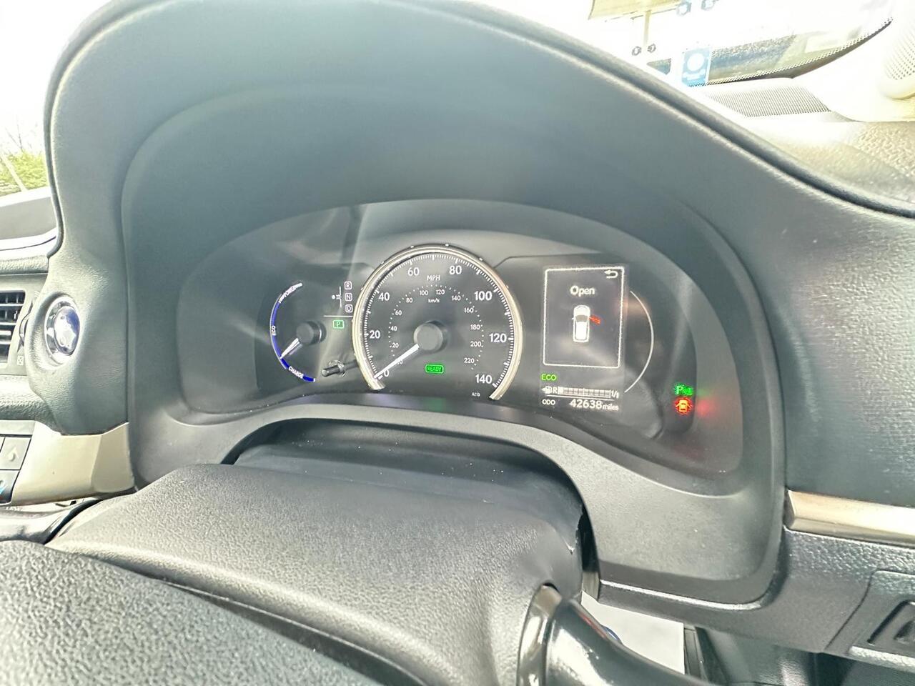 Lexus CT — photo 42