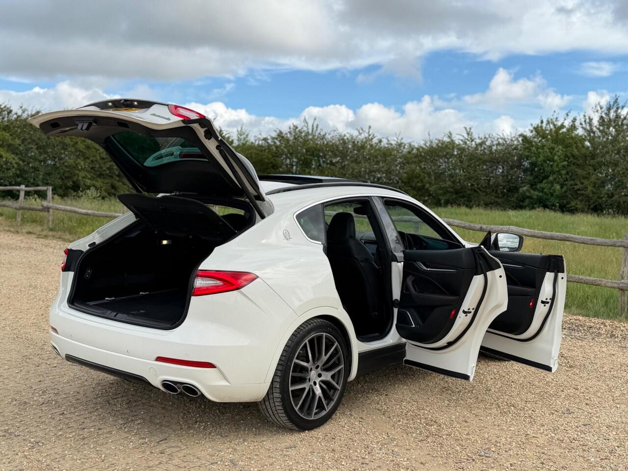 Maserati Levante — photo 11