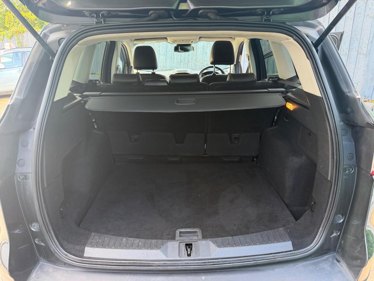 Ford Kuga — photo 18