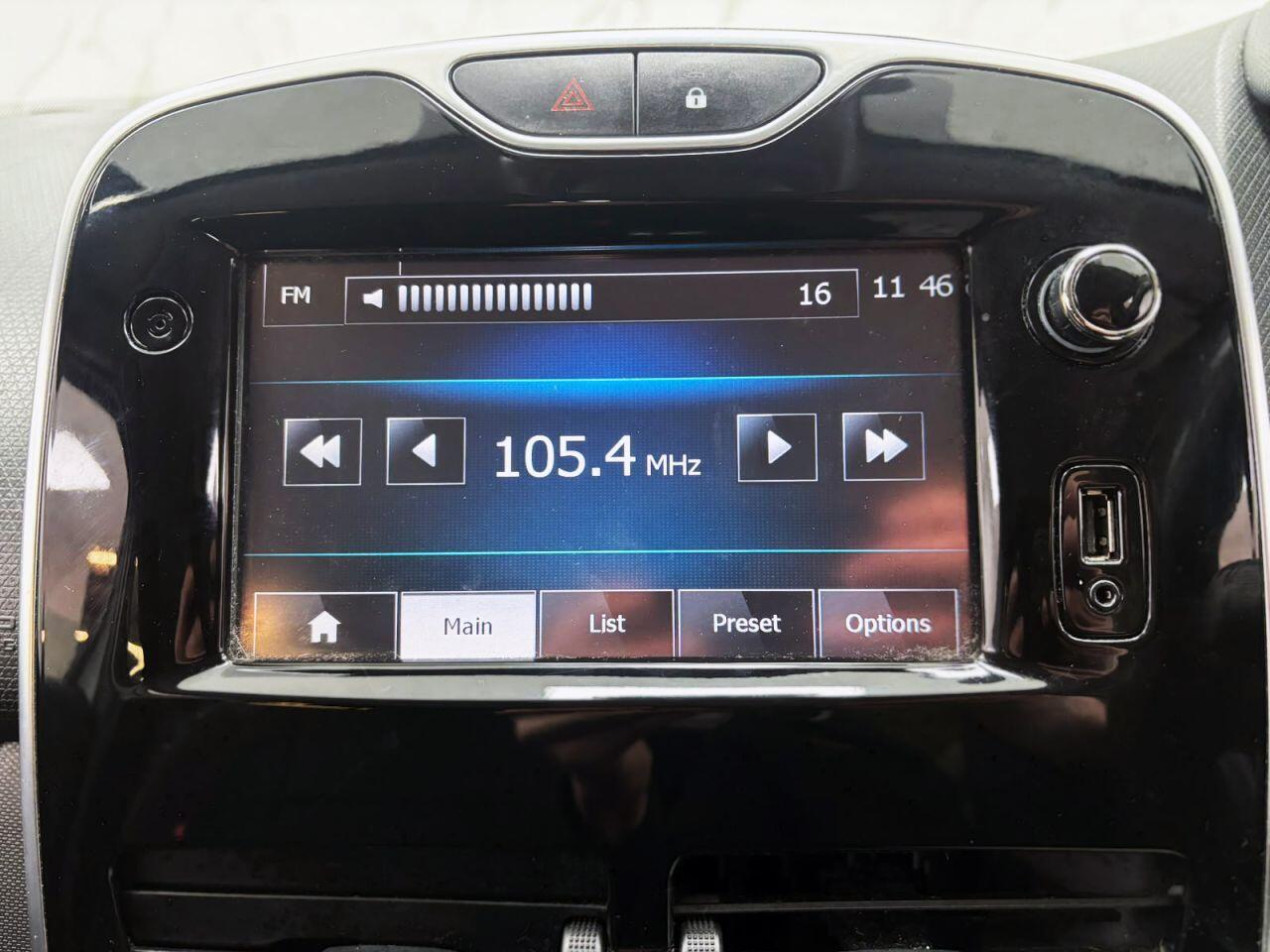Renault Clio — photo 16