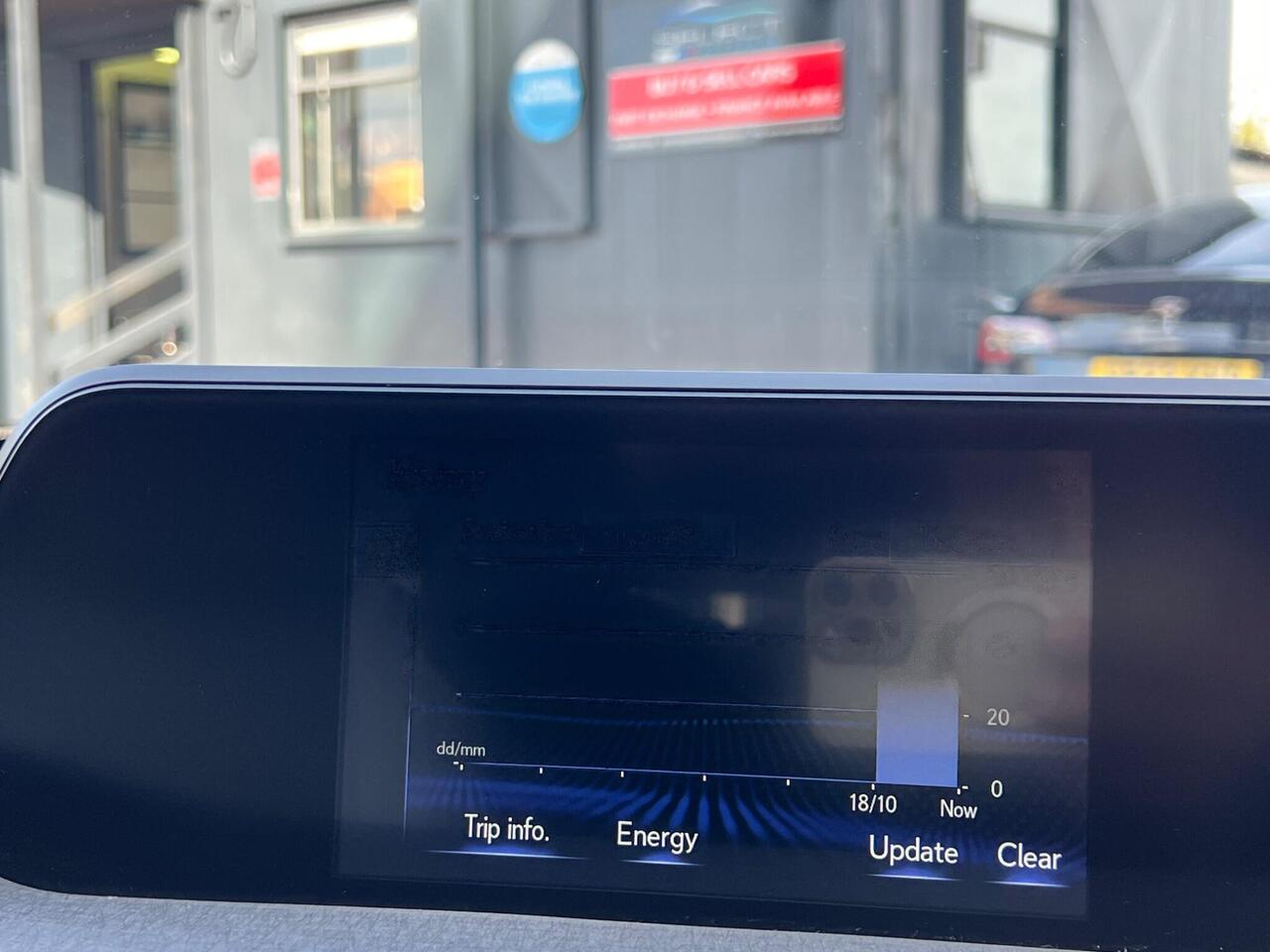 Lexus UX — photo 59