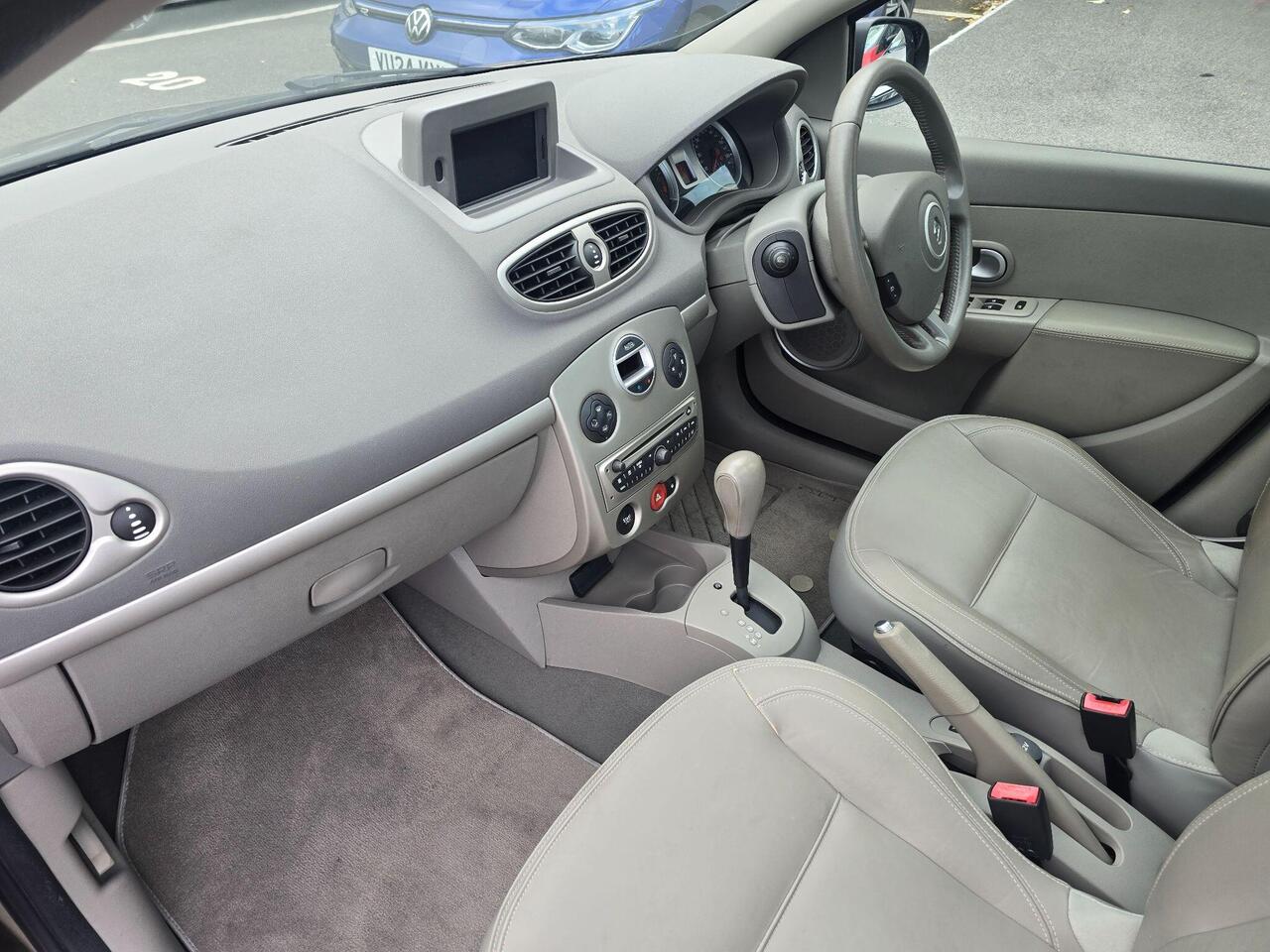 Renault Clio — photo 18