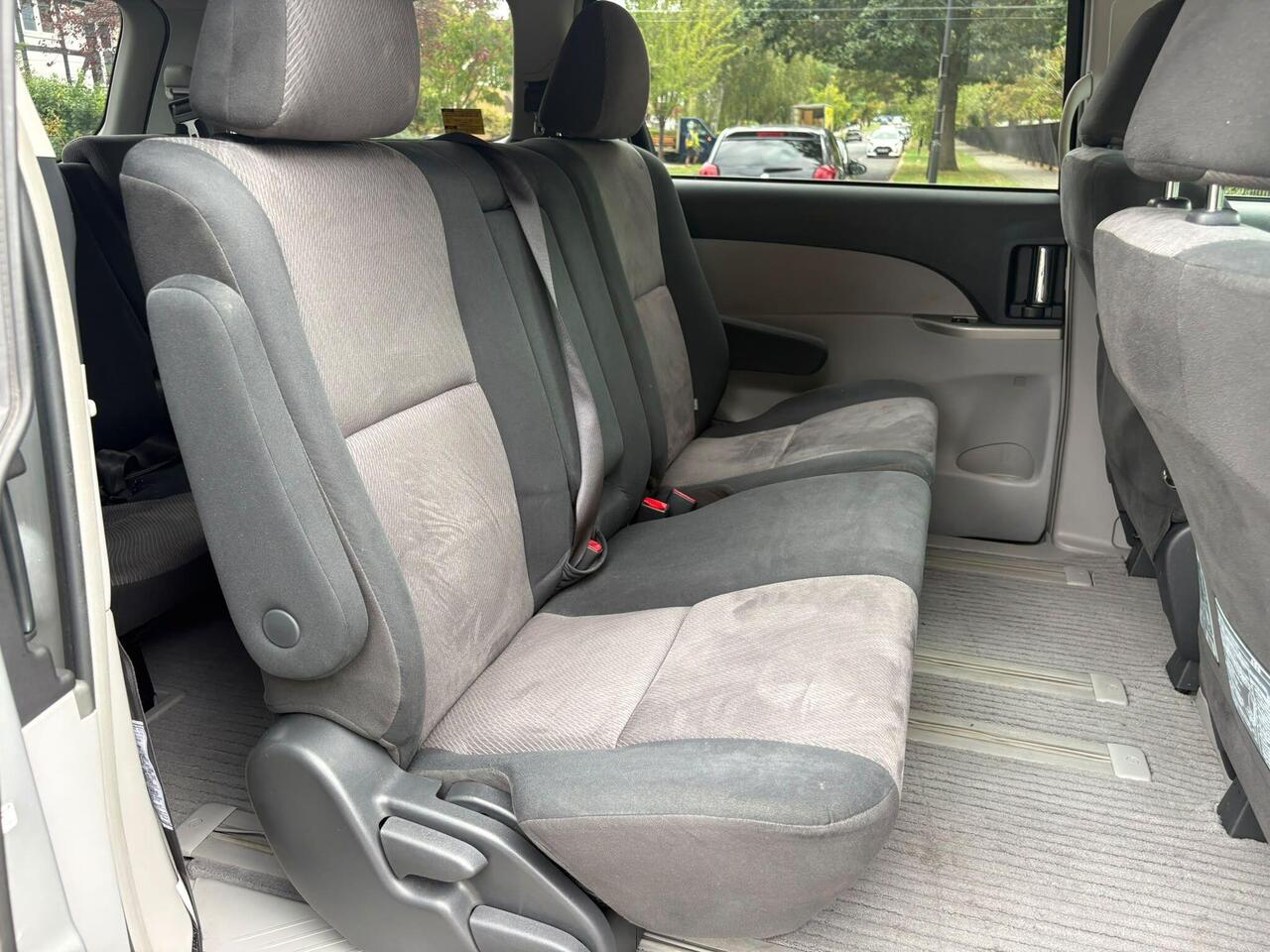 Toyota Estima — photo 22