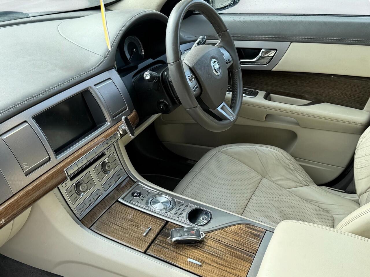Jaguar XF — photo 12