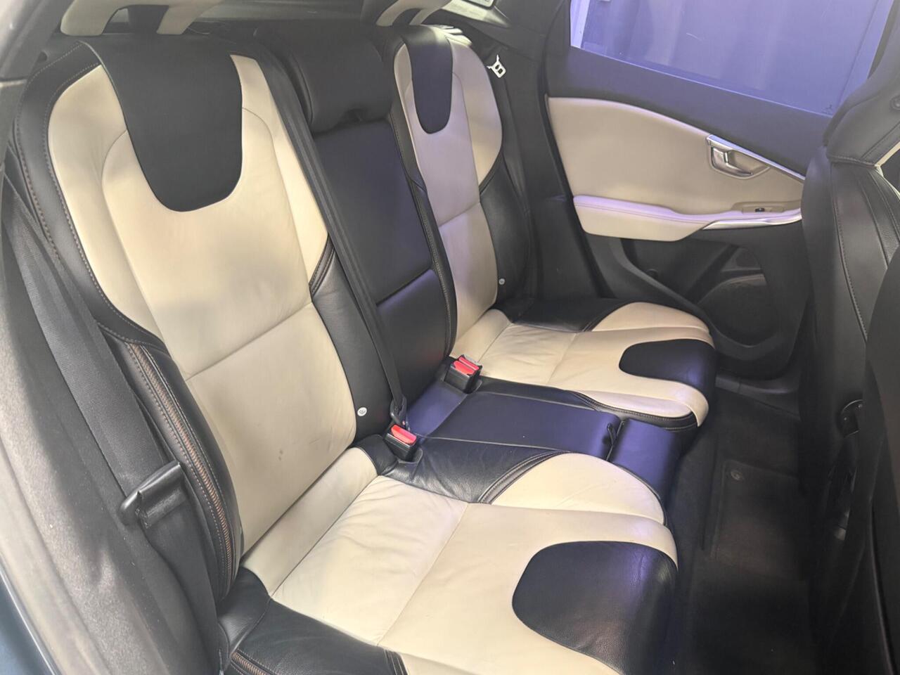 Volvo V40 Cross Country — photo 35