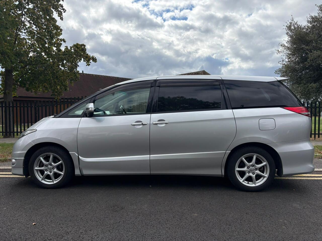 Toyota Estima — photo 9