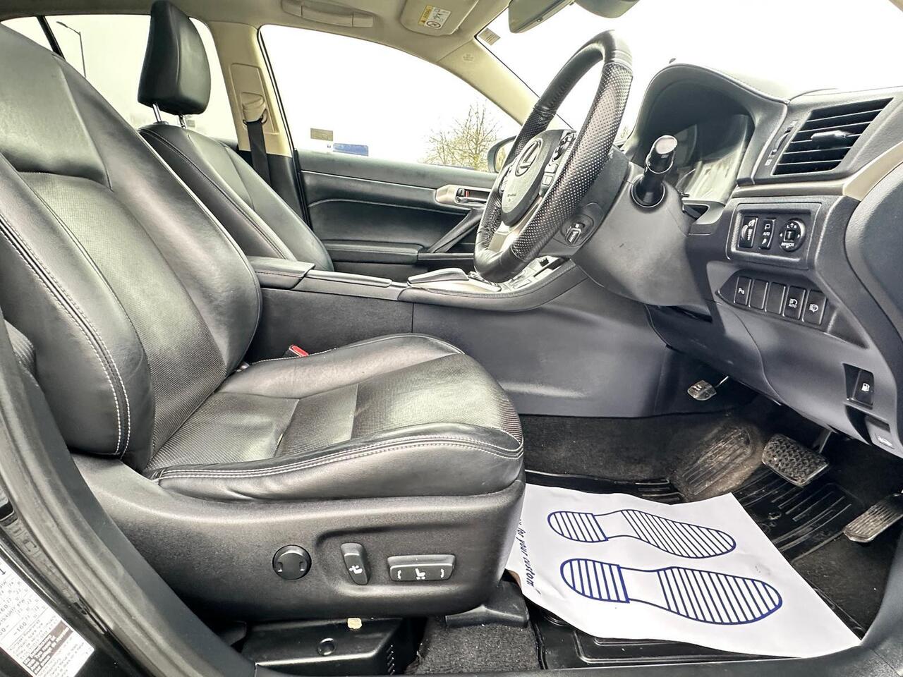 Lexus CT — photo 21