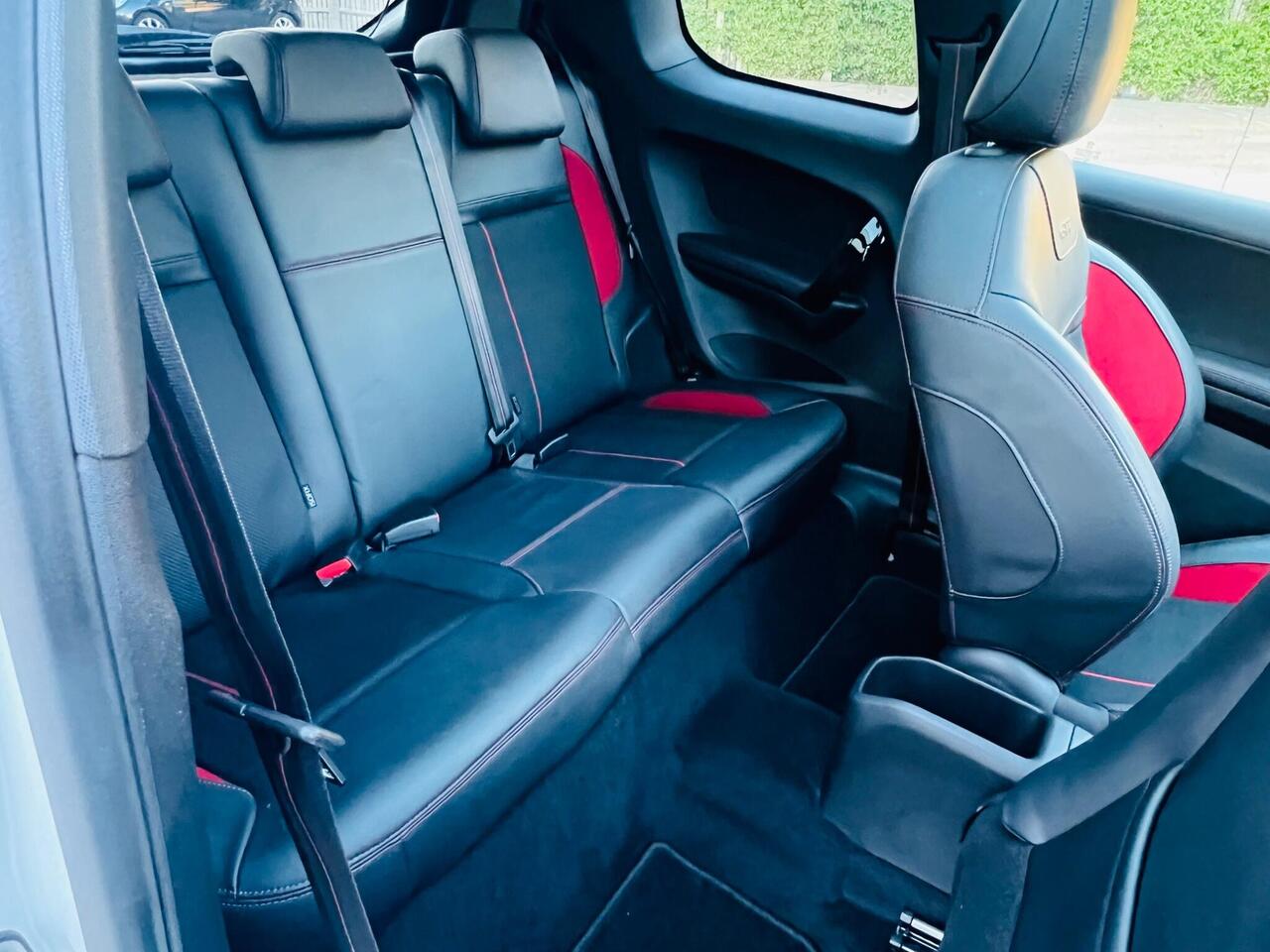 Peugeot 208 — photo 40
