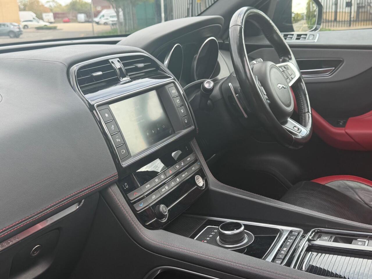 Jaguar F-PACE — photo 11