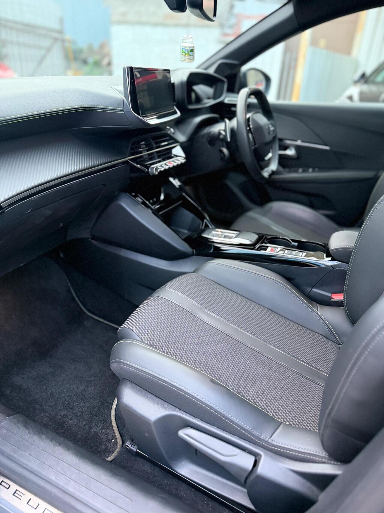 Peugeot 208 — photo 15