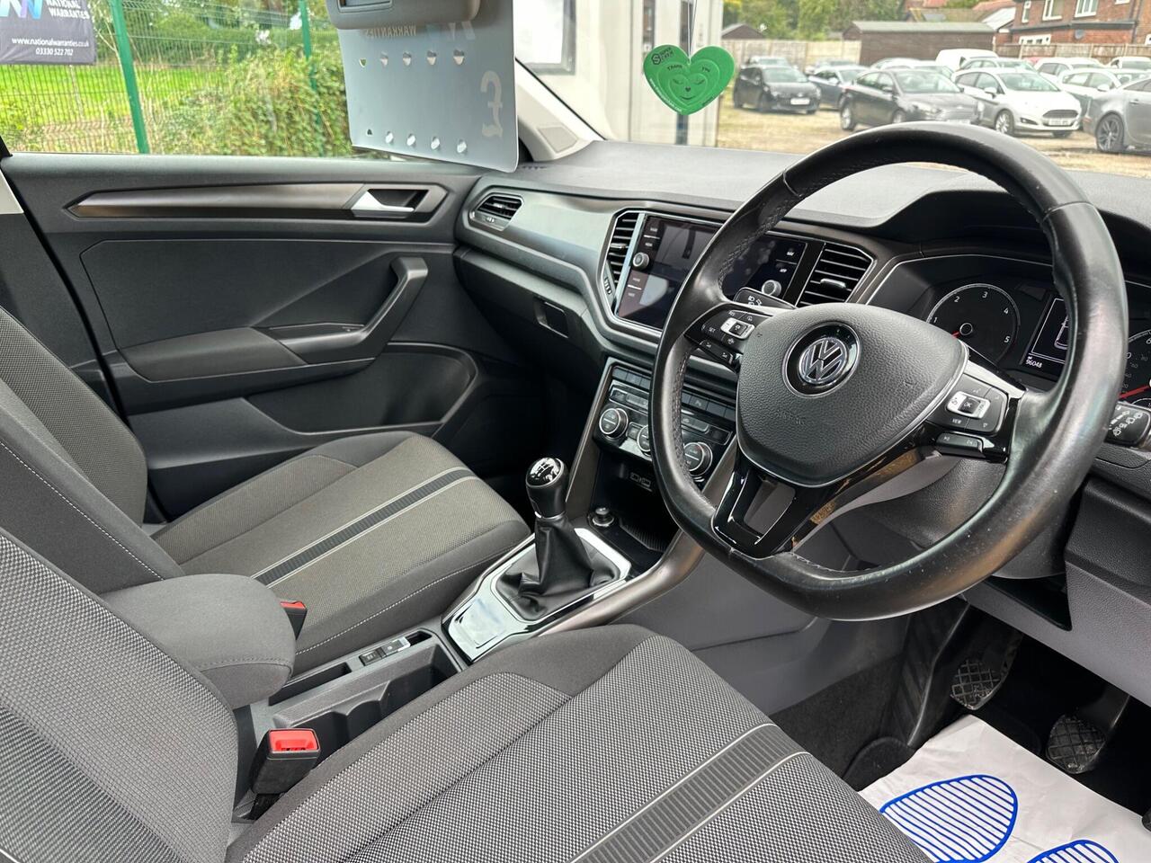 Volkswagen T-Roc — photo 42