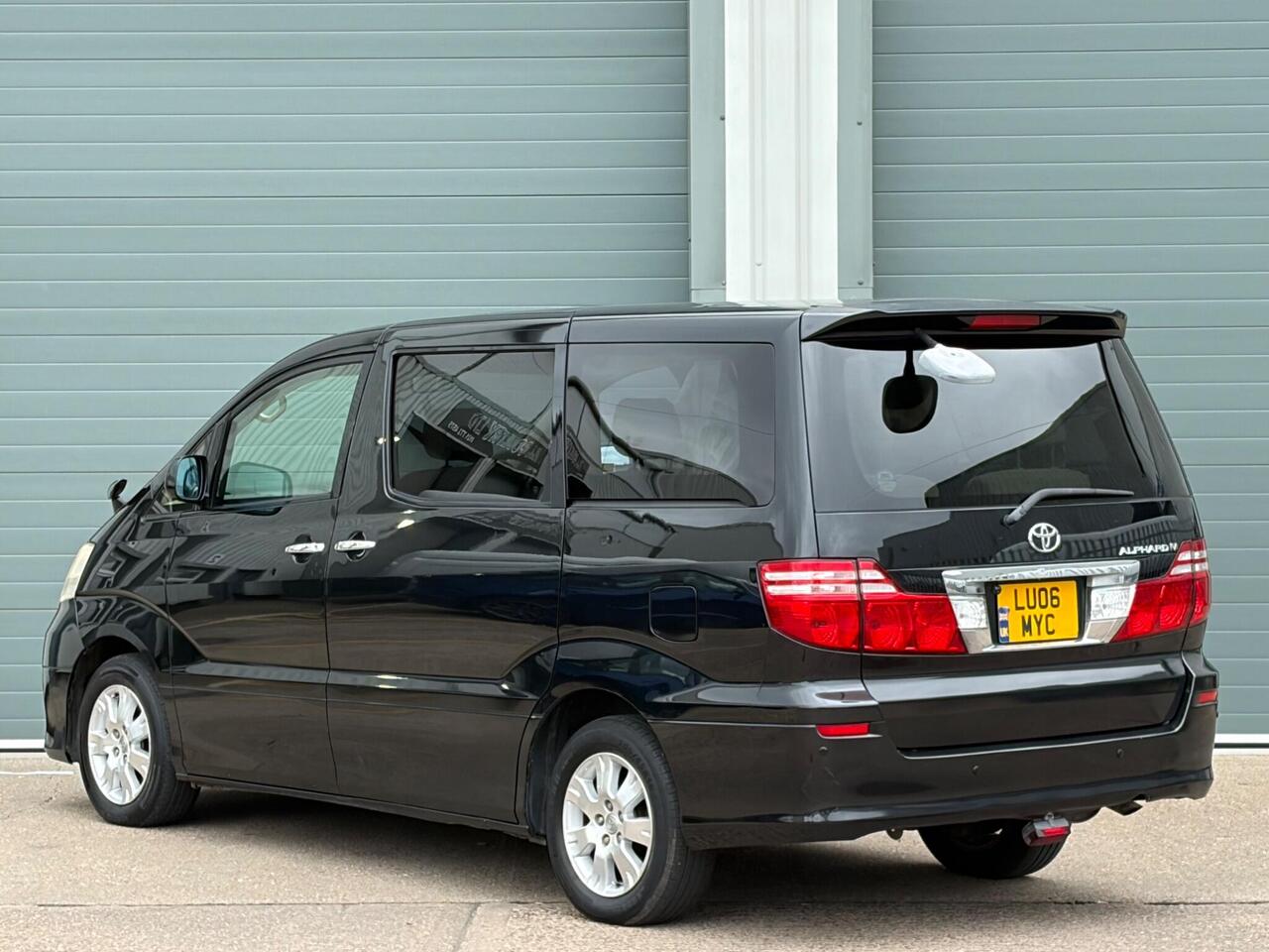 Toyota Alphard — photo 13