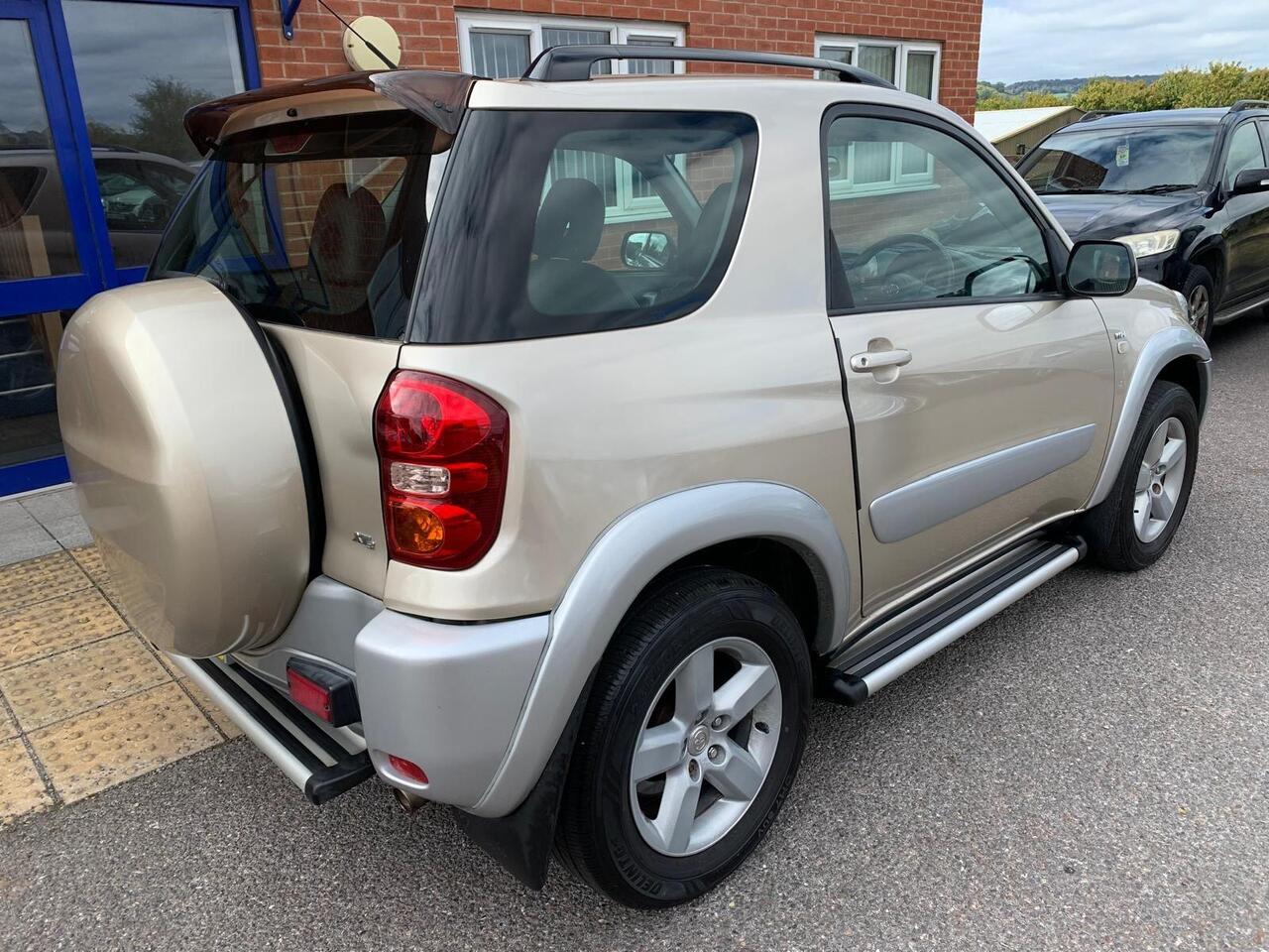 Toyota RAV4 — photo 11