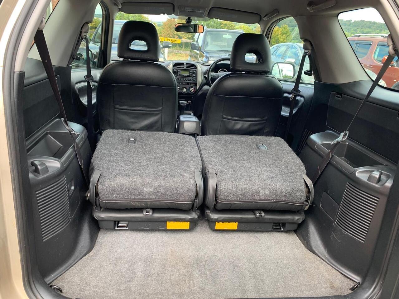 Toyota RAV4 — photo 22