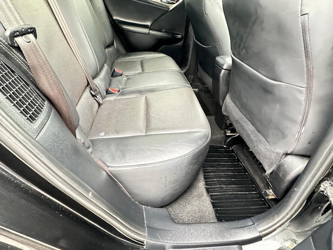 Lexus CT — photo 27