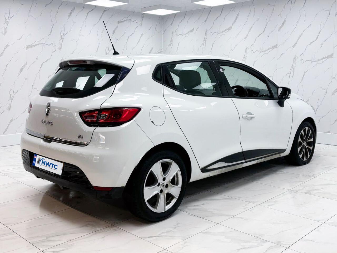 Renault Clio — photo 12