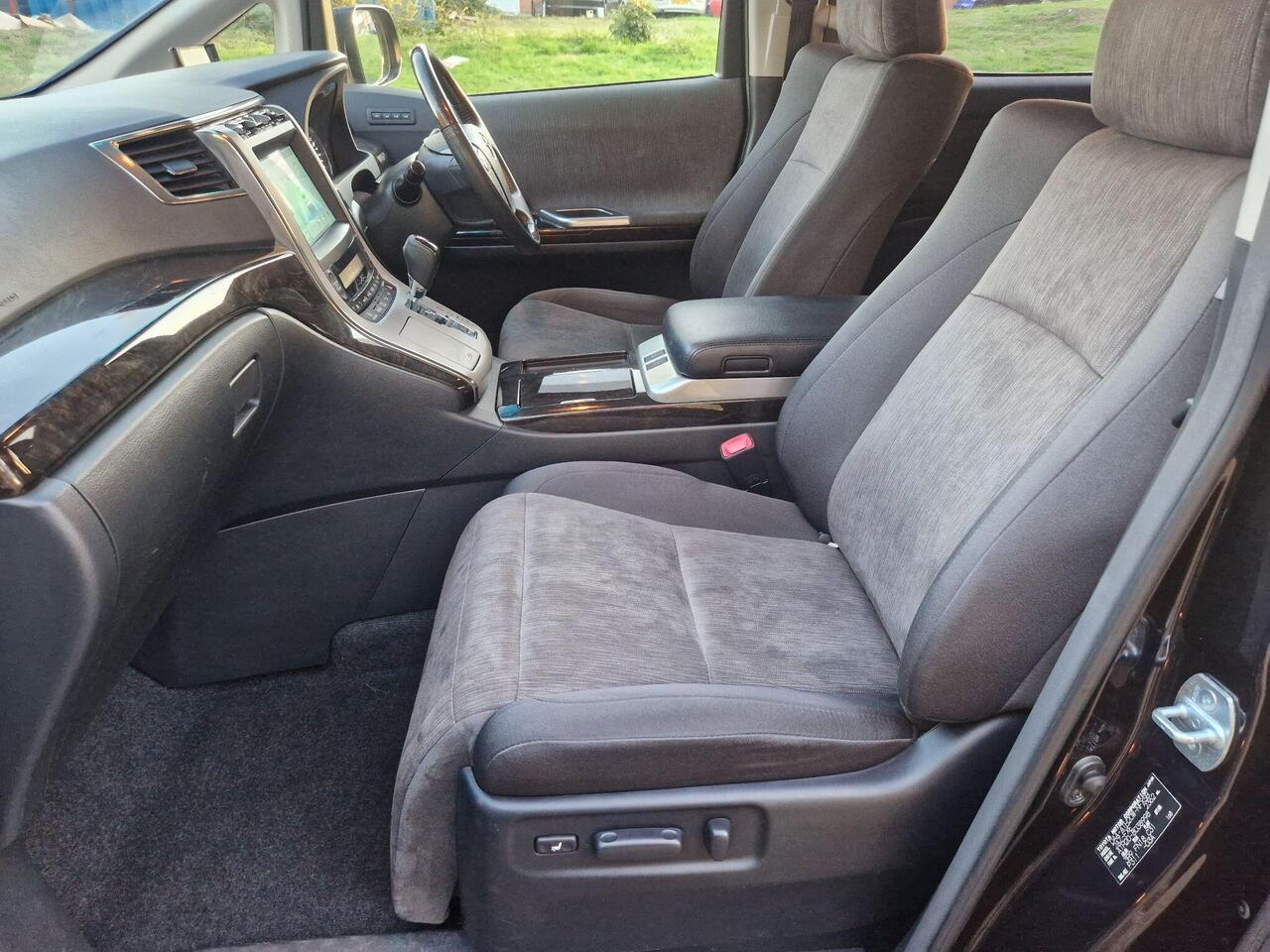 Toyota Vellfire — photo 31
