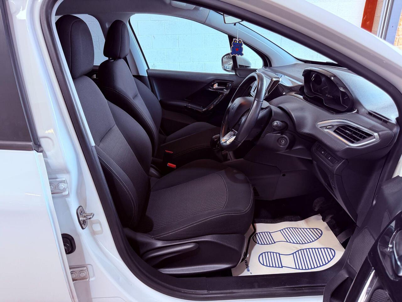 Peugeot 208 — photo 55