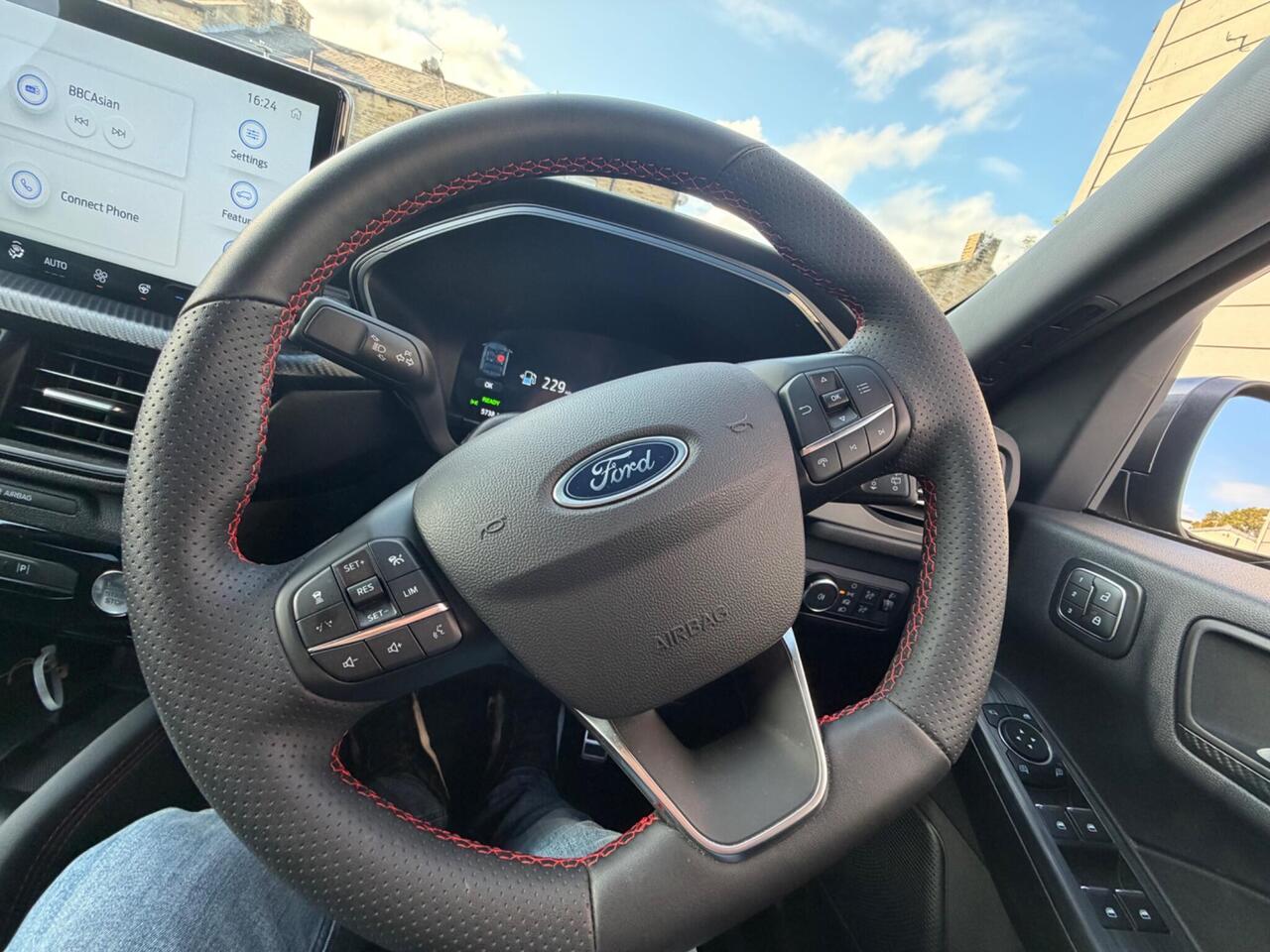 Ford Kuga — photo 13