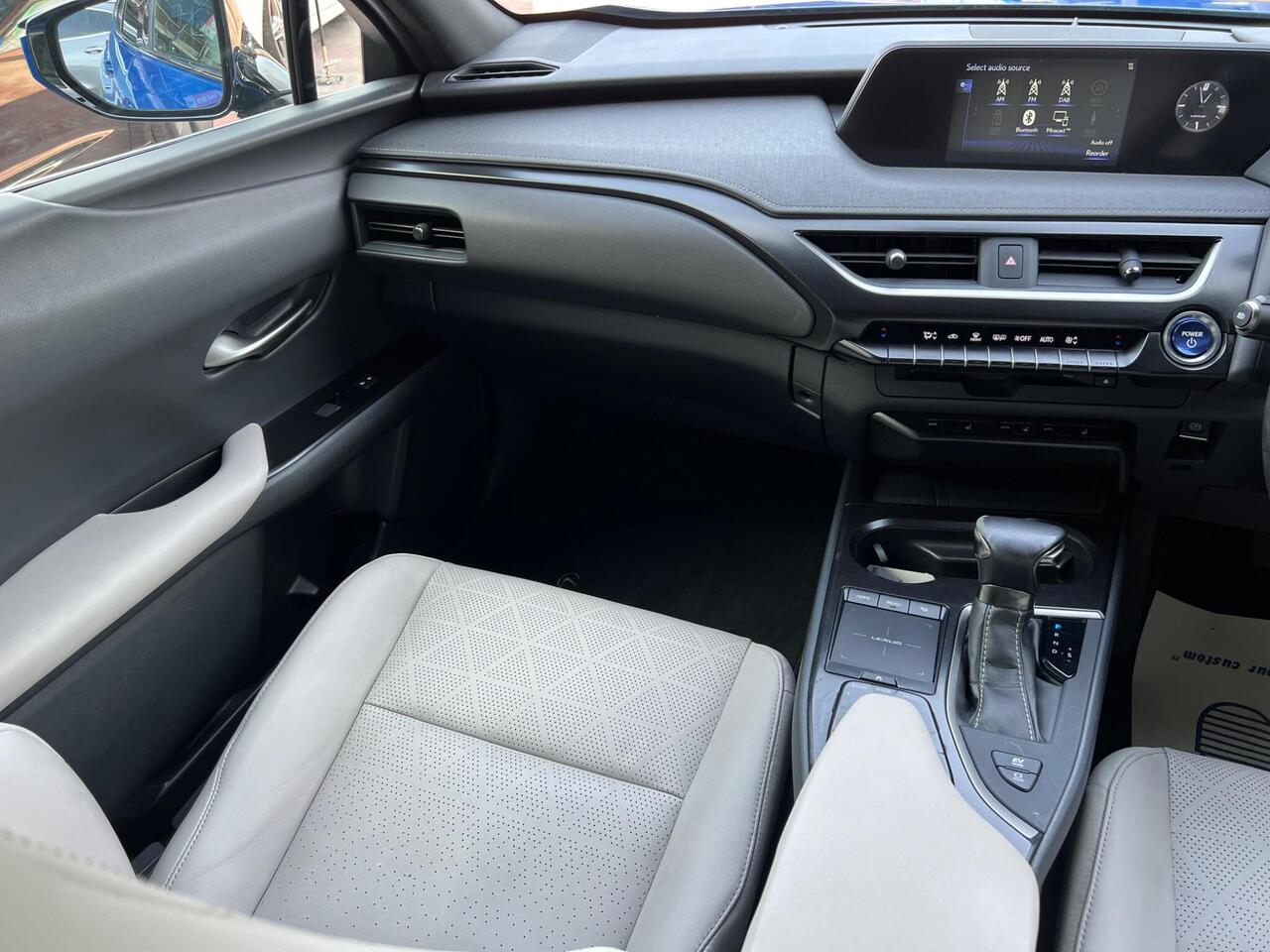 Lexus UX — photo 24