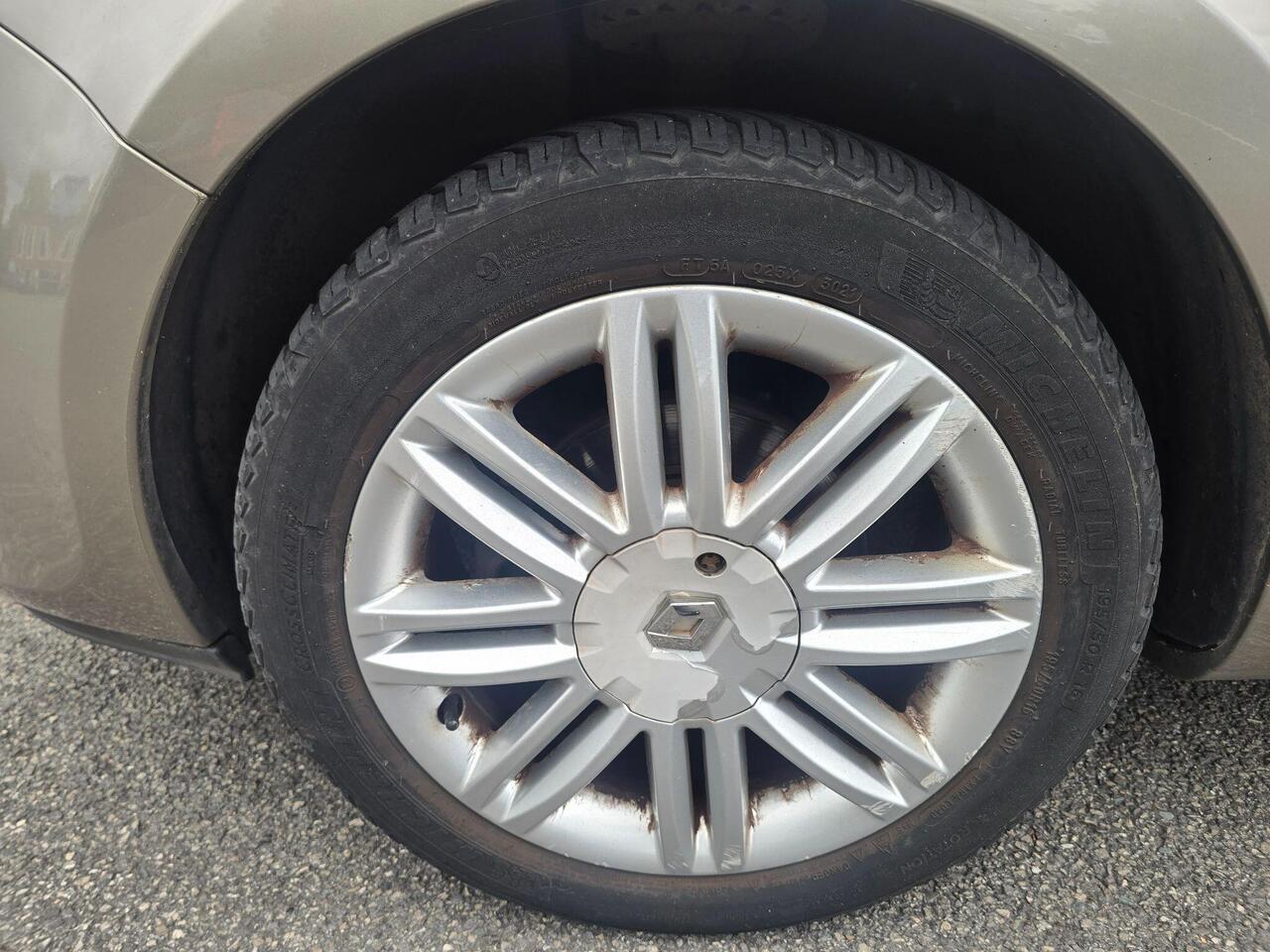 Renault Clio — photo 24