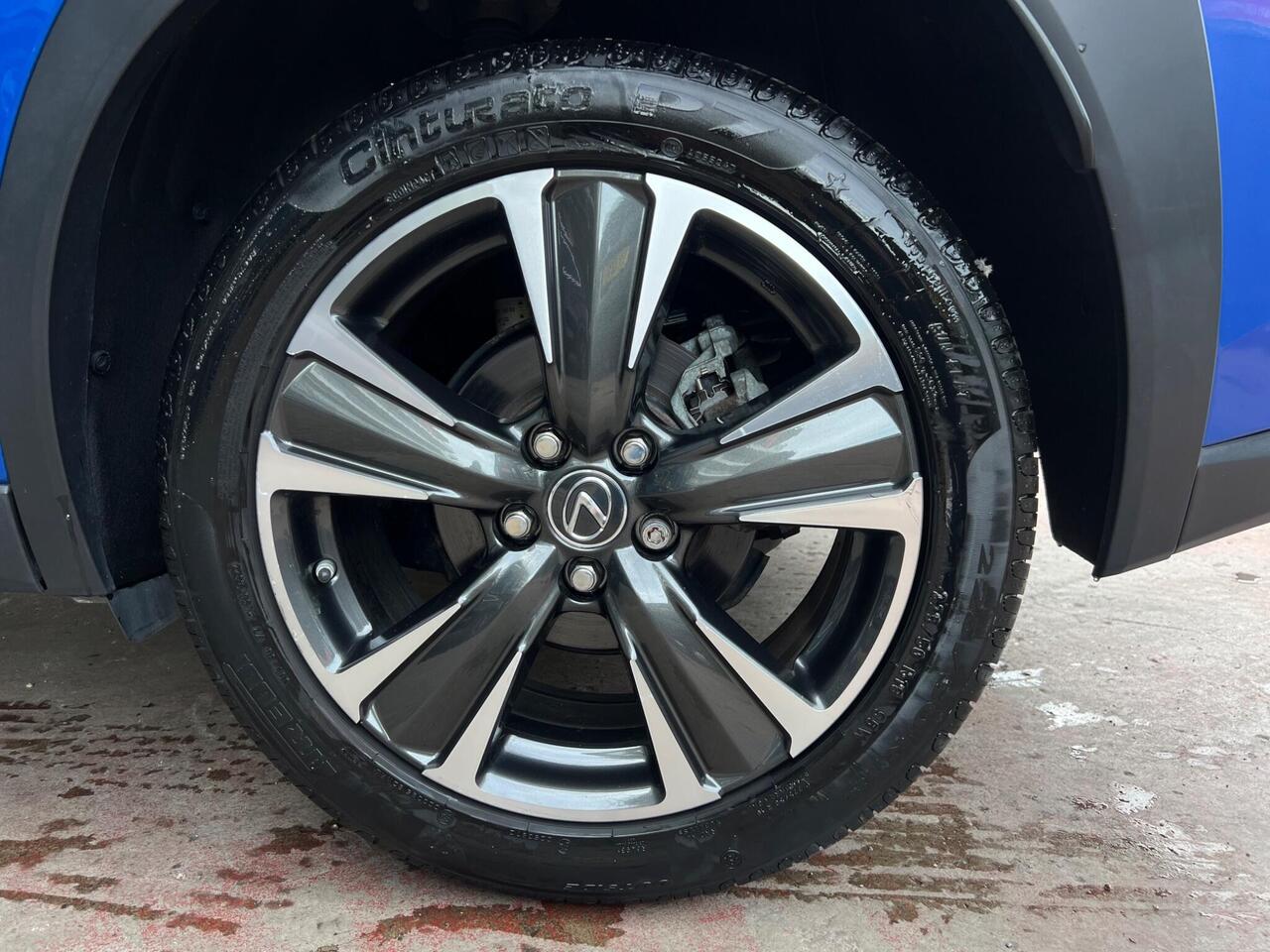 Lexus UX — photo 13