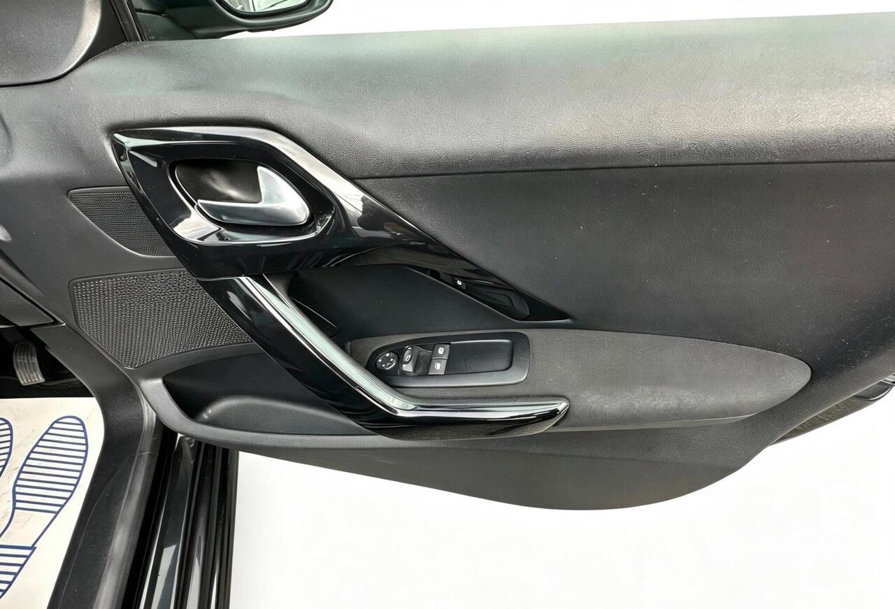 Peugeot 208 — photo 13