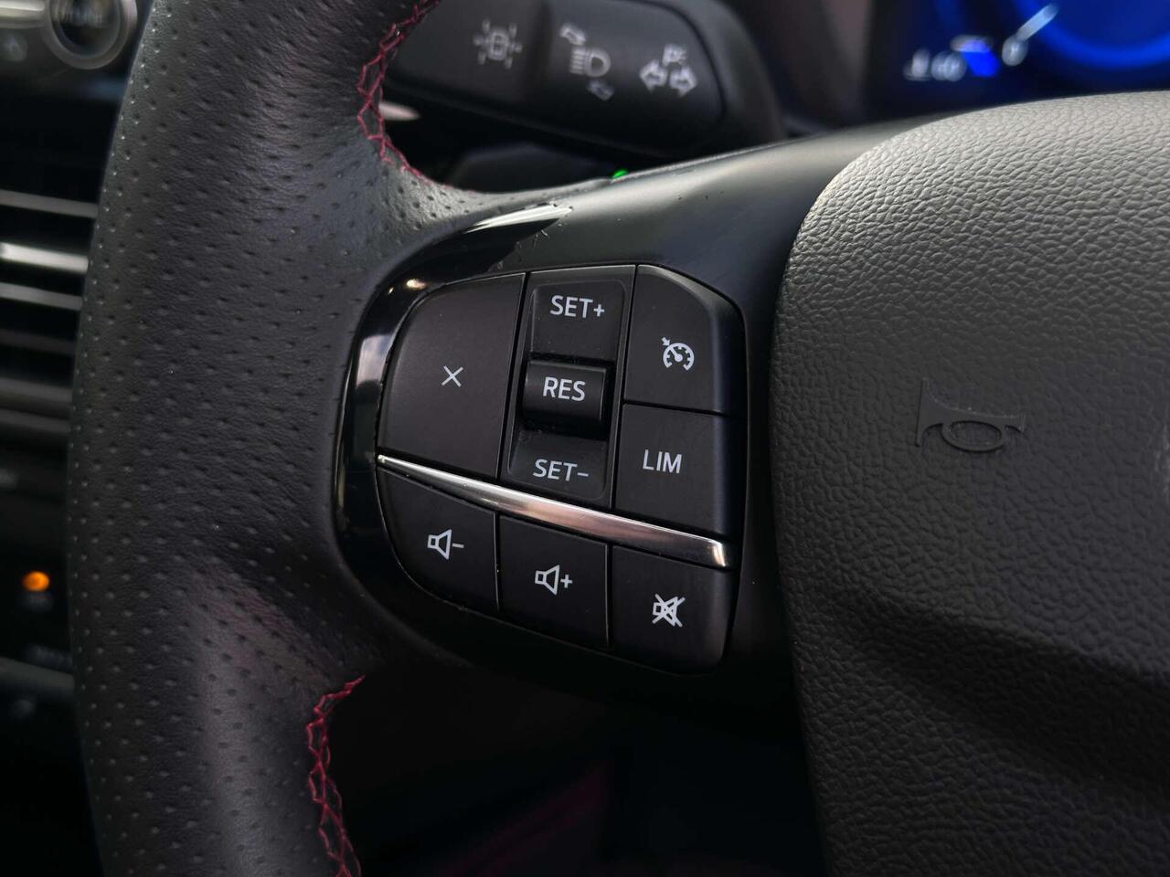 Ford Kuga — photo 45