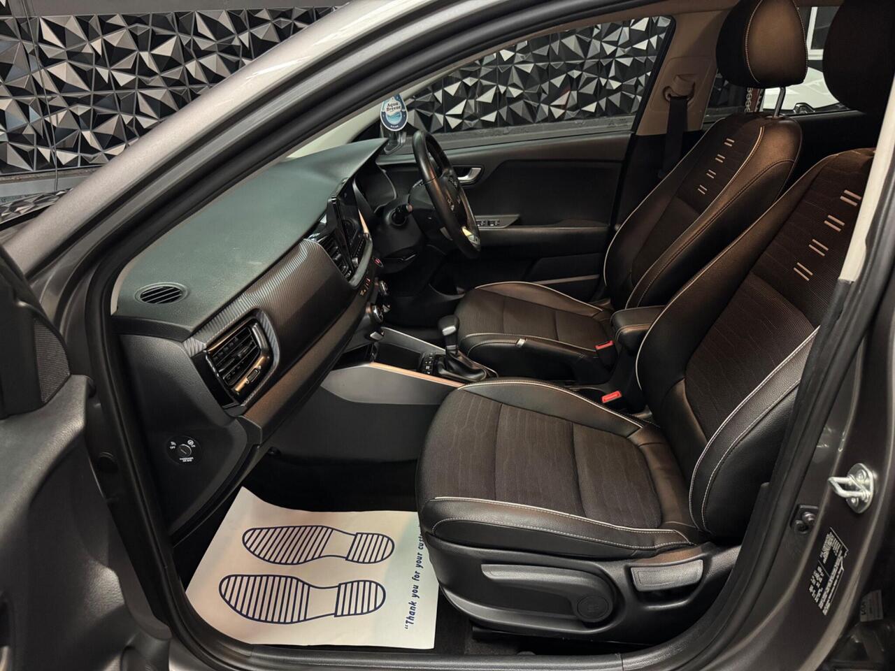 Kia Stonic — photo 18
