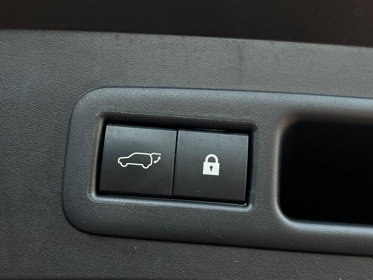Lexus UX — photo 32