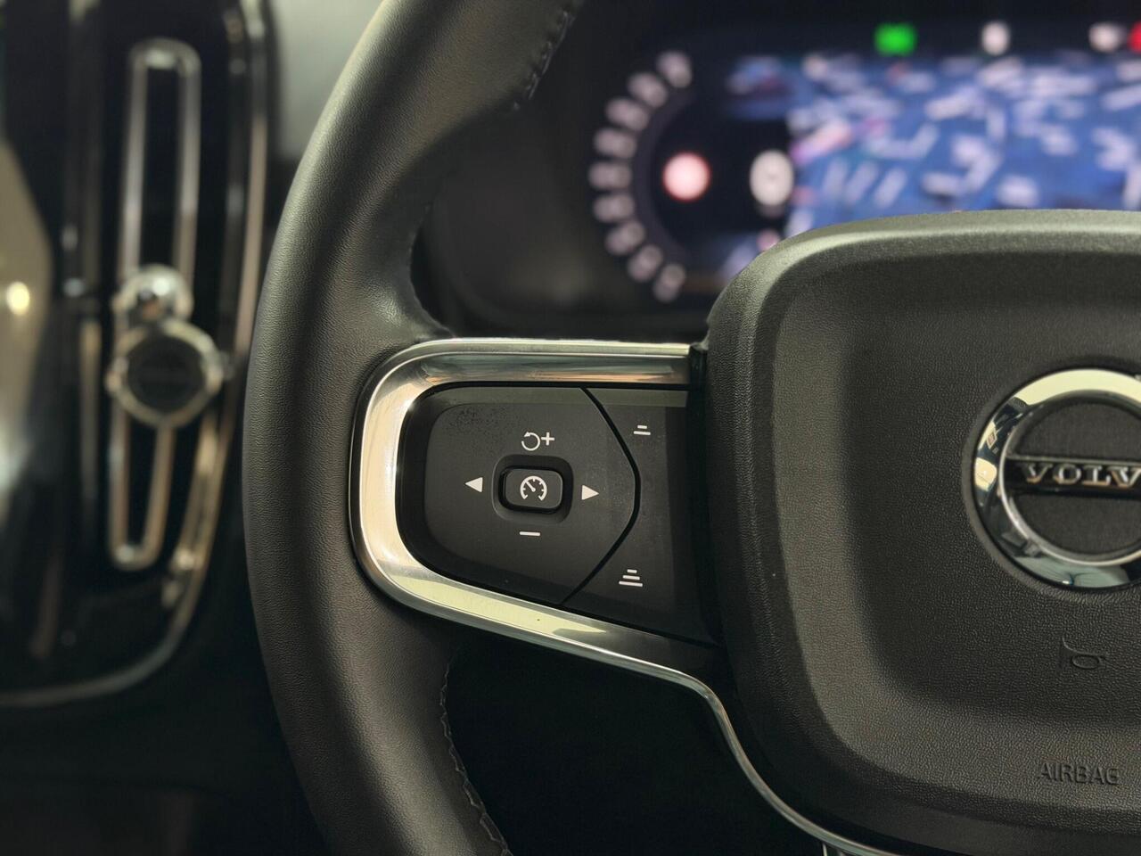 Volvo XC40 — photo 33