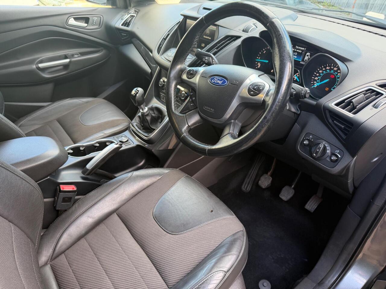 Ford Kuga — photo 11