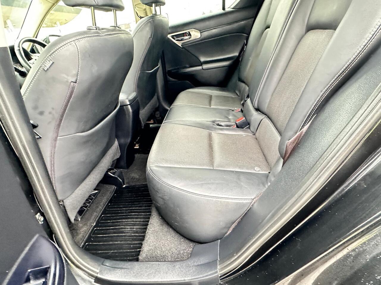 Lexus CT — photo 26