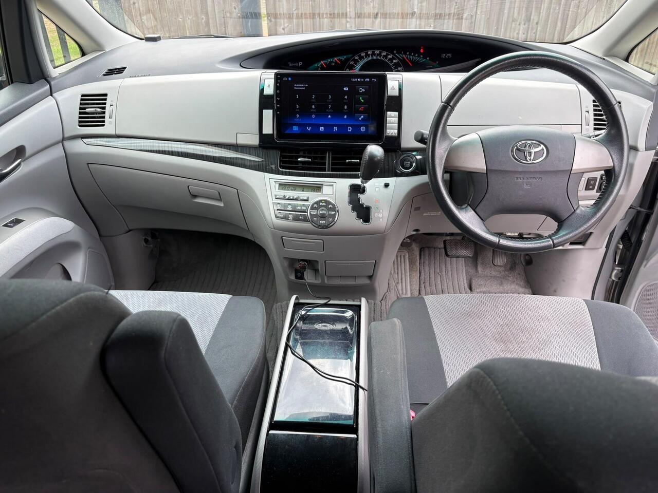 Toyota Estima — photo 15