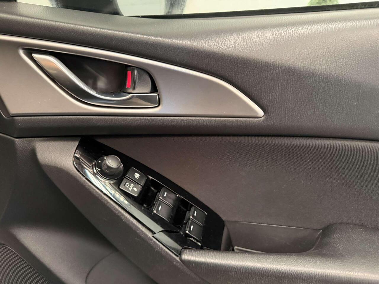 Mazda Mazda3 — photo 30