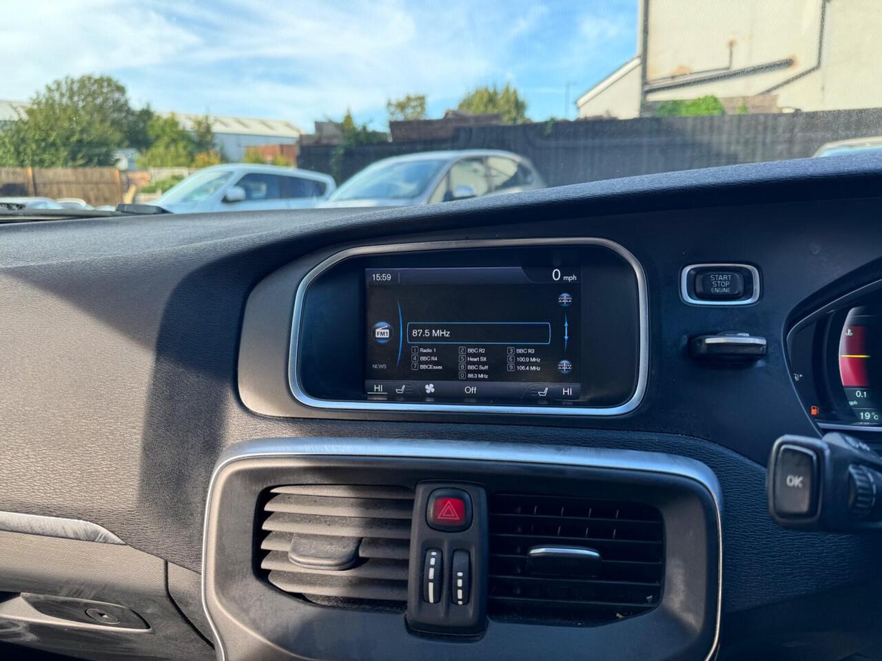 Volvo V40 — photo 21