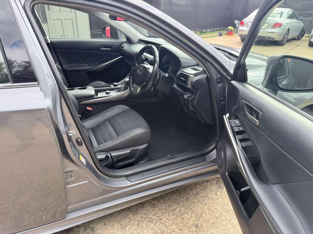 Lexus IS — photo 15