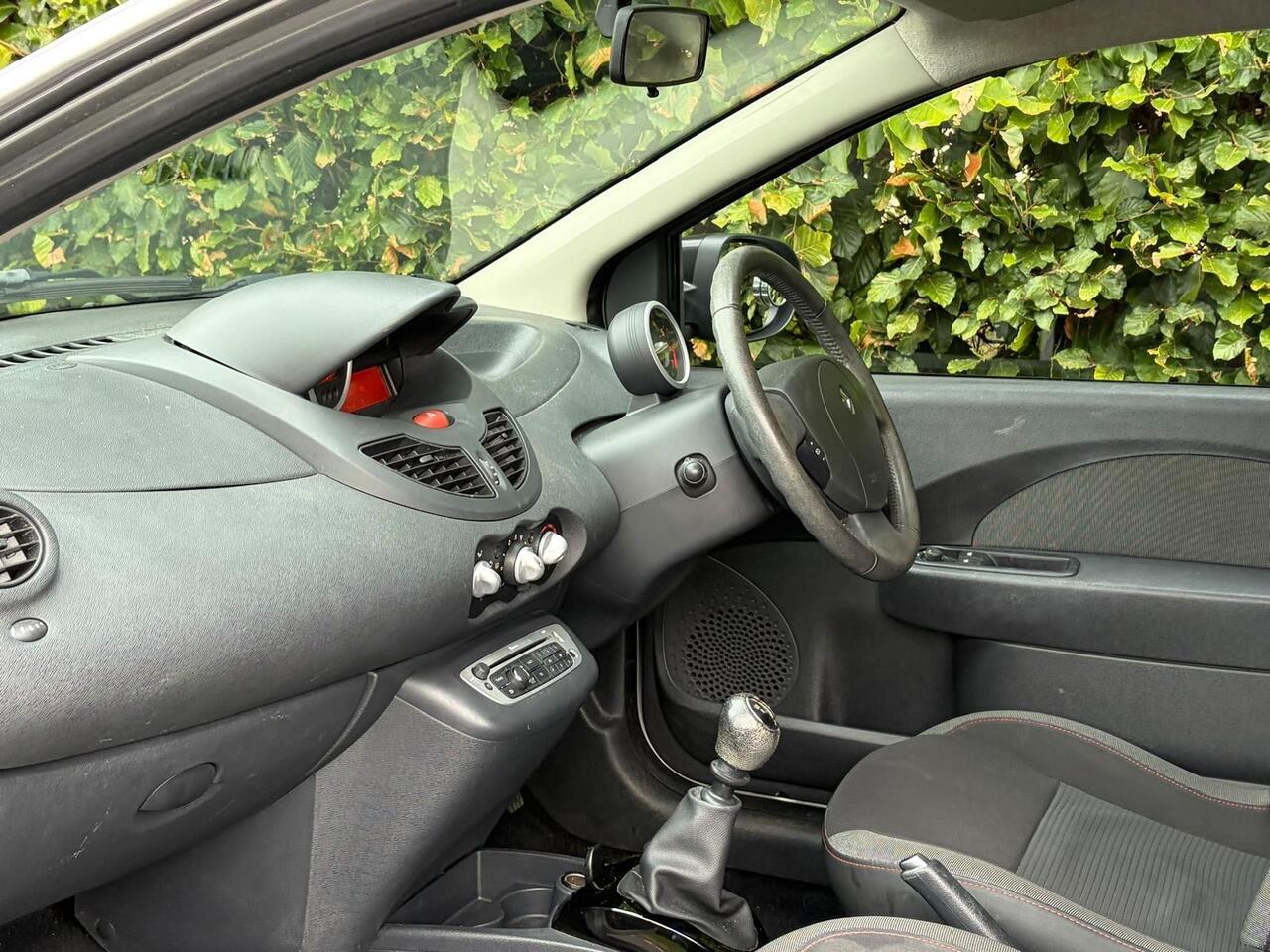 Renault Twingo — photo 16