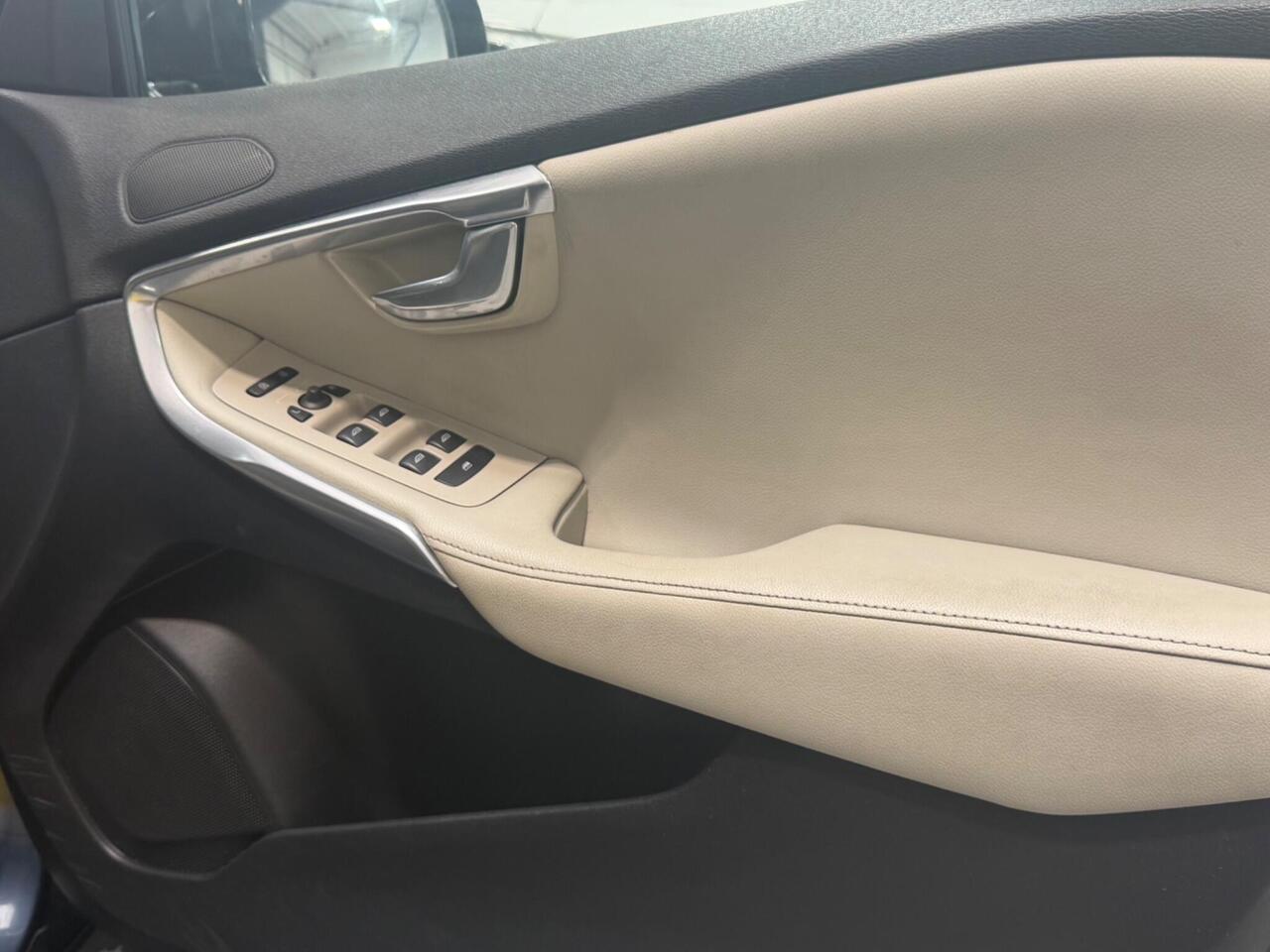 Volvo V40 Cross Country — photo 20