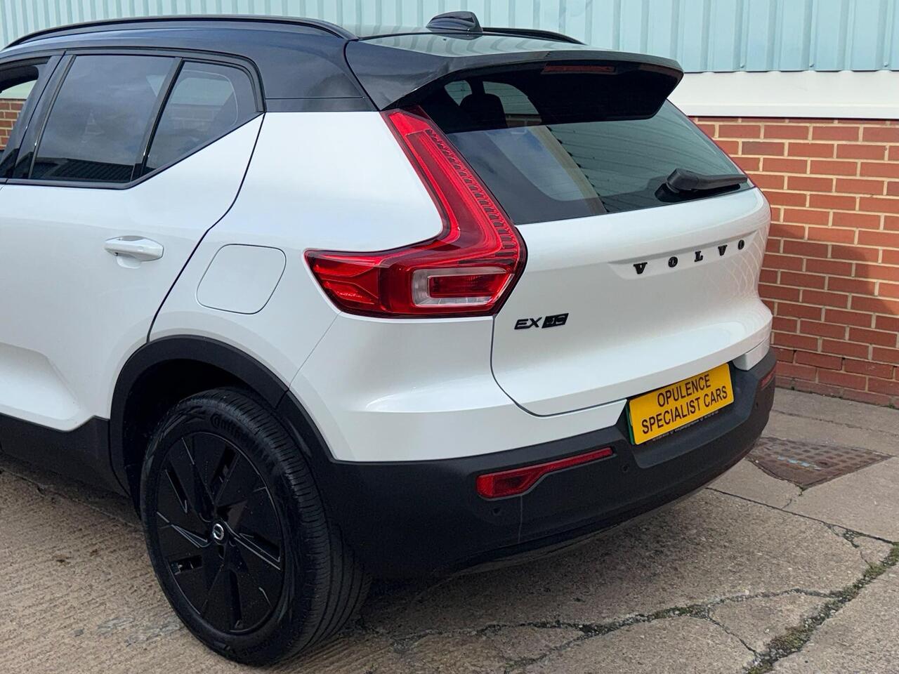Volvo EX40 — photo 12