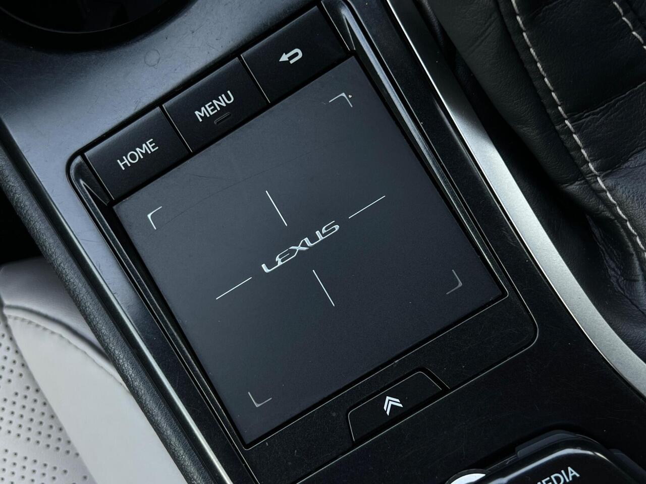 Lexus UX — photo 46