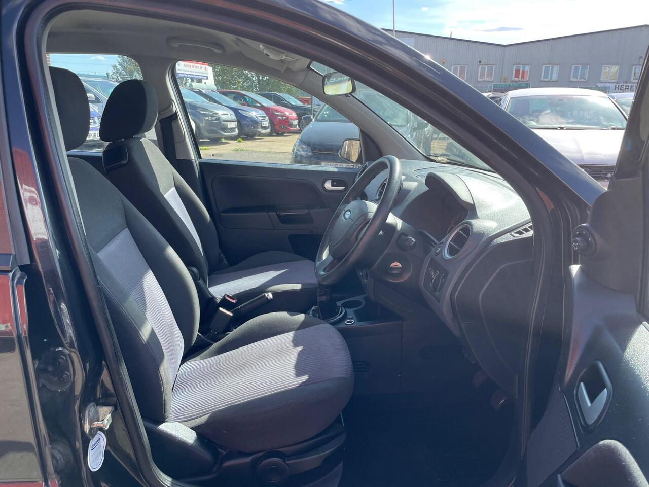 Ford Fusion — photo 12