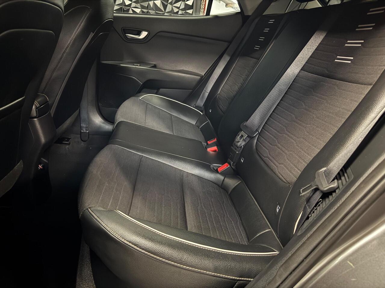 Kia Stonic — photo 38