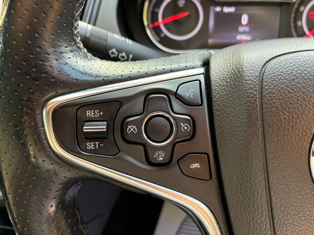 Vauxhall Insignia — photo 32