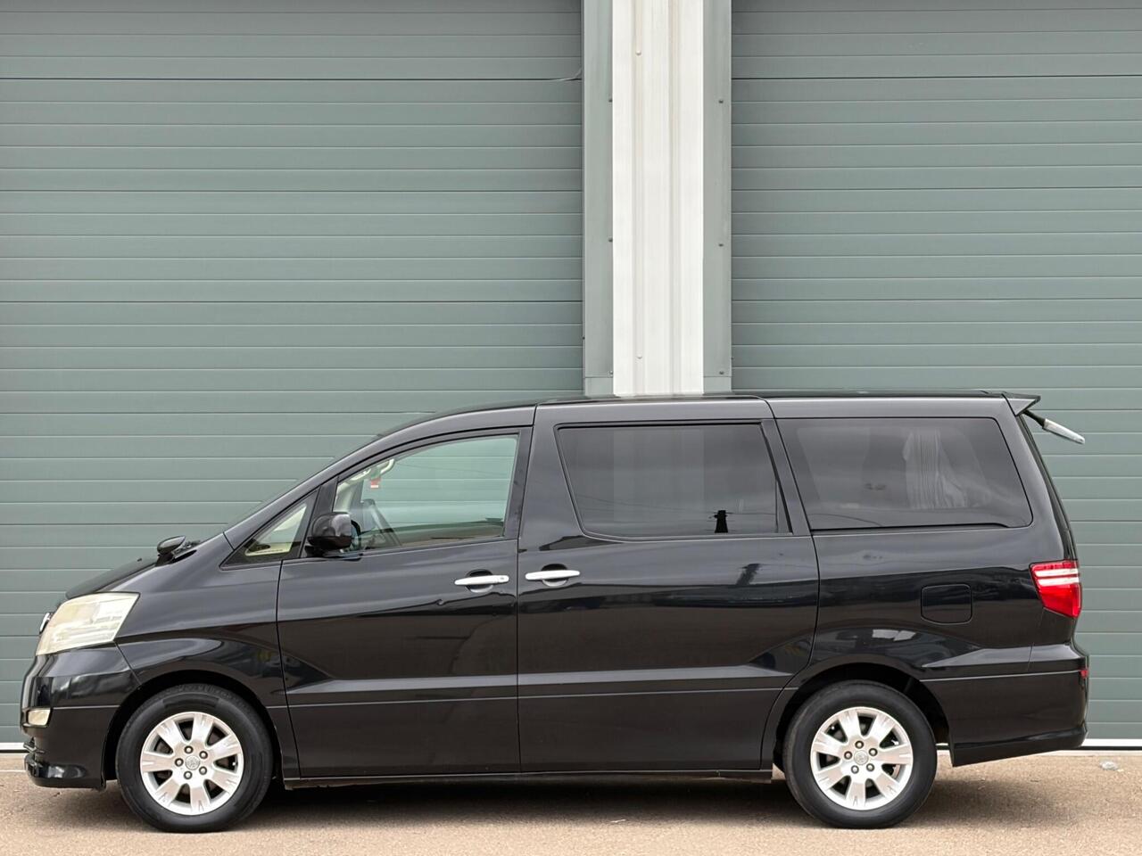 Toyota Alphard — photo 6