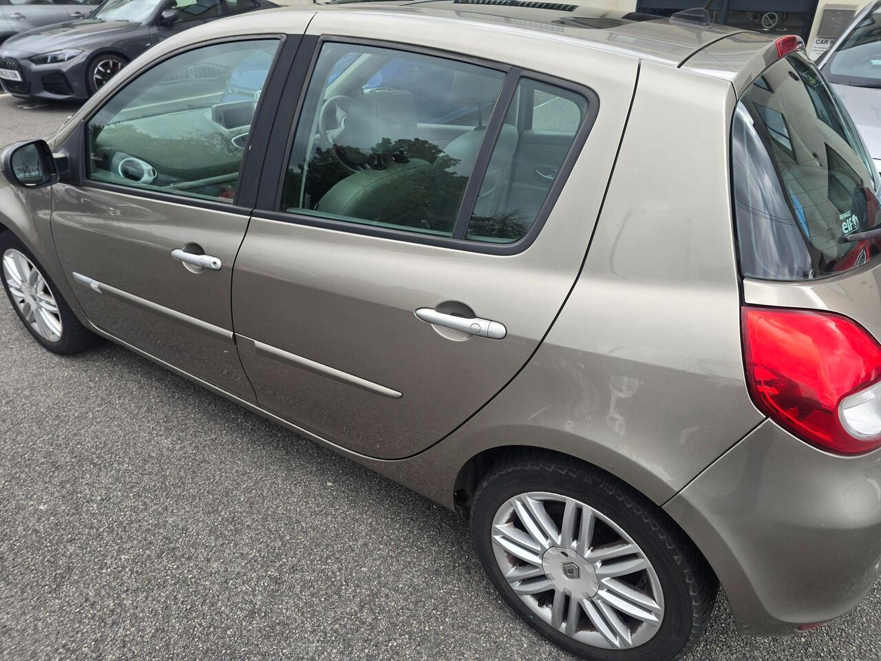 Renault Clio — photo 6