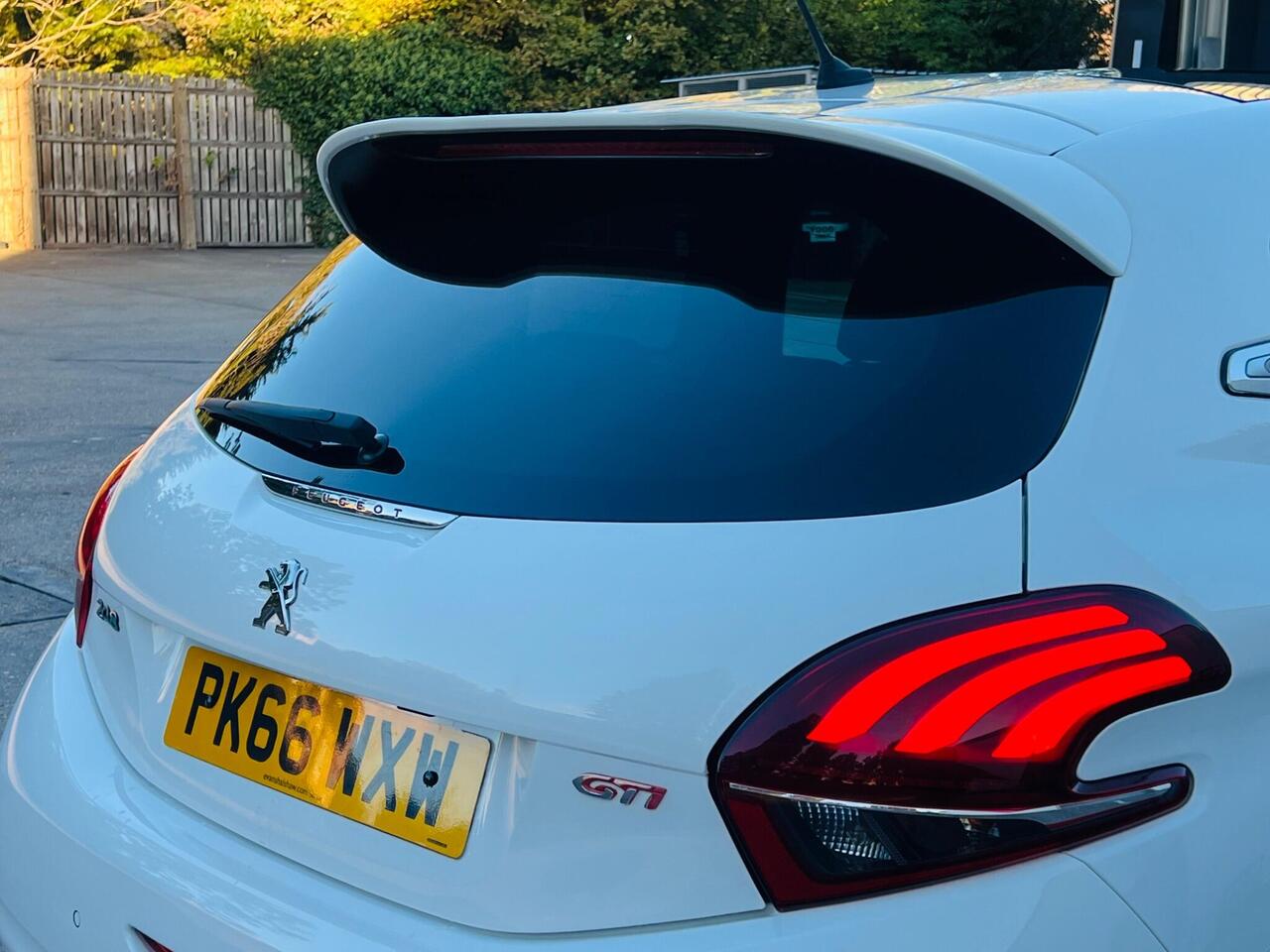 Peugeot 208 — photo 23