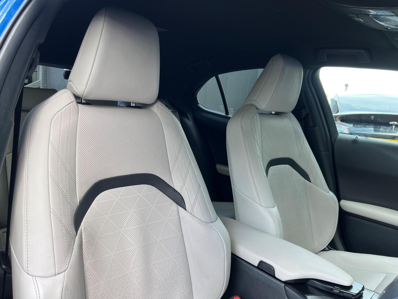 Lexus UX — photo 26