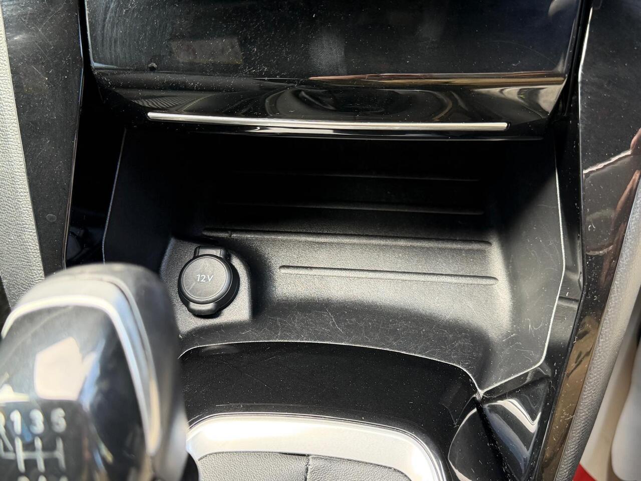 Peugeot 208 — photo 17